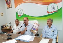 प्रदेश प्रवक्ता दीपक बल्यूटिया ने हल्द्वानी कैंप कार्यालय में की प्रेस कॉन्फ्रेंस… बल्यूटिया की जनहित याचिका के चलते बेक फ़ुट में आई सरकार, दमुवाढूंगा मामले में जनता की हुई जीत – बल्यूटिया रिपोर्ट (चन्दन सिंह बिष्ट) “स्टार खबर”