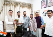 ब्लॉक प्रमुख पाटी ने मुख्यमंत्री से की मुलाकात। पाटी के विकास कार्यों पर की चर्चा । लोहाघाट विधायक खुशाल सिंह अधिकारी भी रहे मौजूद चन्दन सिंह बिष्ट (स्टार खबर)