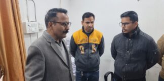 हल्द्वानी : तहसील में डीएम का औचक निरीक्षण, गोपनीय फाइलें निजी युवकों के हवाले मिलने से मचा हड़कंप ★. तहसील न्यायालय की गोपनीयता खतरे में: डीएम की छापेमारी में उजागर हुई बड़ी लापरवाही (चन्दन सिंह बिष्ट) “स्टार खबर” हल्द्वानी