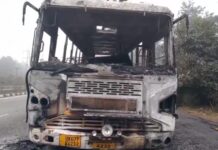 ★. नए साल के पहले दिन बड़ा हादसा टला: लोहाघाट डिपो की रोडवेज बस में लगी भीषण आग, 15 यात्रियों की जान बची ★. डोईवाला में चलती बस बनी आग का गोला, चालक-परिचालक की सूझबूझ से टली बड़ी जनहानि (चन्दन सिंह बिष्ट) “स्टार खबर” देहरादून लोहाघाट।