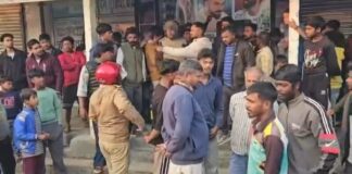 सैलून संचालक पर छेड़छाड़ के आरोप के बाद बवाल, महिलाओं व नाबालिगों को भेजे आपत्तिजनक मैसेज.. रिपोर्ट – (ब्यूरो ) “स्टार खबर ” नैनीताल…