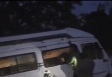 भीमताल रोड पर बड़ा हादसा: अनियंत्रित टेंपो ट्रैवलर खाई में गिरकर पेड़ पर अटका, कई यात्री घायल.. रिपोर्ट- ( सुनील भारती) “स्टार खबर” नैनीताल..