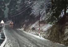 नैनीताल में साल की पहली बर्फबारी, वादियों ने ओढ़ी सफेद चादर.. पर्यटकों में उत्साह, होटल कारोबारियों व व्यापारियों के किसानों के चेहरे खिले.. रिपोर्ट : (सुनील भारती) स्टार खबर, नैनीताल…