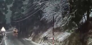 नैनीताल में साल की पहली बर्फबारी, वादियों ने ओढ़ी सफेद चादर.. पर्यटकों में उत्साह, होटल कारोबारियों व व्यापारियों के किसानों के चेहरे खिले.. रिपोर्ट : (सुनील भारती) स्टार खबर, नैनीताल…