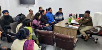 ★. लाखों के गहने व नकदी लेकर ज्वेलर फरार, पीड़ितों ने एसएसपी से की शिकायत ★. भरोसा तोड़ा: गहने बनाने के नाम पर सोना-नकदी लेकर सुनार फरार, महिलाएं पहुंचीं पुलिस के द्वार (चन्दन सिंह बिष्ट) “स्टार खबर”