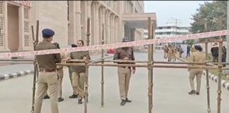 देहरादून में जिला एवं सत्र न्यायालय परिसर को बम से उड़ाने की सूचना, मचा हड़कंप… तीन दिनों से मिल रहे धमकी भरे ईमेल, पुलिस ने बताया अफवाह फैलाने की साजिश… रिपोर्ट- (ब्यूरो) “स्टार खबर” नैनीताल…