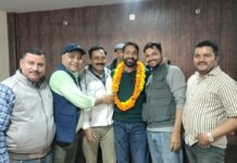 हल्द्वानी : श्रमजीवी पत्रकार यूनियन के नगर अध्यक्ष पुष्कर अधिकारी का हुआ भव्य स्वागत ★. संगठन को नई दिशा मिलने की उम्मीद, पत्रकार हितों को मिलेगा बल (चन्दन सिंह बिष्ट) “स्टार खबर” हल्द्वानी |