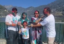 नैनीताल की वादियों में घुला होली का रंग.. पर्यटकों ने माल रोड पर खेली जमकर होली… रिपोर्ट: सुनील भारती स्टार खबर, नैनीताल