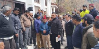 3 दिन से अंधेरे में नैनीताल, पानी की सप्लाई ठप — आक्रोशित लोगों का विद्युत कार्यालय पर धरना… रिपोर्ट- (सुनील भारती), “स्टार खबर” नैनीताल