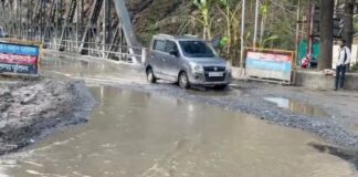 गलाती पुल बना ‘खतरे का पुल’! गड्ढे और जलभराव से खतरे में लोगों की जान… रिपोर्ट- (सुनील भारती) “स्टार खबर” नैनीताल..