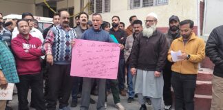 रात 11 बजे दुकानें बंद कराने पर भड़के नैनीताल के व्यापारी, कोतवाली में किया जोरदार प्रदर्शन.. व्यापारियों का आरोप—पुलिस कर रही उत्पीड़न, पर्यटक स्थल होने के कारण 24 घंटे दुकान खोलने की अनुमति का किया दावा… रिपोर्ट- (सुनील भारती) “स्टार खबर” नैनीताल..