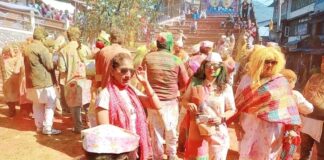 नैनीताल में होली जुलूस के दौरान जमकर उड़ा अबीर गुलाल.. रिपोर्ट- (सुनील भारती ) “स्टार खबर” नैनीताल..