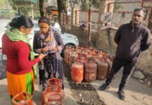 सरोवर नगरी नैनीताल में घरेलू एल.पी.जी गैस की बढ़ रही दिक्कतें..प्रशासन का दावा कि गैस की किल्लत नही..पर उपभोक्ता हो रहे परेशान…