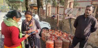 सरोवर नगरी नैनीताल में घरेलू एल.पी.जी गैस की बढ़ रही दिक्कतें..प्रशासन का दावा कि गैस की किल्लत नही..पर उपभोक्ता हो रहे परेशान…