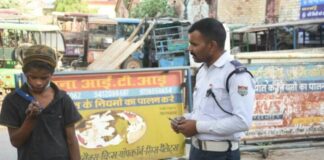 नाबालिगों को नशे से दूर रहने की सीख, ट्रैफिक पुलिस जवान की सराहनीय पहल — जागरूकता से बदल सकता है बच्चों का भविष्य रिपोर्ट- (सुनील भारती) “स्टार खबर” नैनीताल.