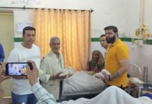 राजीव गांधी शहादत दिवस पर बीडी पांडे चिकित्सालय में मरीजों को बांटे गए फल… रिपोर्ट- (सुनील भारती ) “स्टार खबर ” नैनीताल..