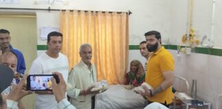 राजीव गांधी शहादत दिवस पर बीडी पांडे चिकित्सालय में मरीजों को बांटे गए फल… रिपोर्ट- (सुनील भारती ) “स्टार खबर ” नैनीताल..