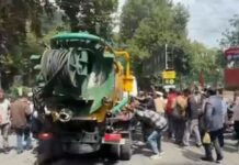 नैनीताल में बेकाबू ट्रक भीड़ में घुसा, कई पर्यटक घायल.. चीना बाबा चौराहे पर बड़ा हादसा, दो गंभीर घायलों को हल्द्वानी रेफर किया गया… रिपोर्ट- (सुनील भारती) “स्टार खबर ” नैनीताल..