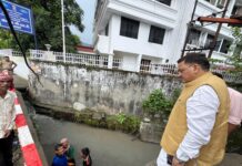 बारिश से पहले नहीं, बारिश के बीच मैदान में उतरे महापौर, लिया व्यवस्थाओं का जायजा हल्द्वानी में बारिश के बीच महापौर का निरीक्षण अभियान, जलभराव रोकने के निर्देश