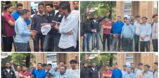 शिक्षा मंत्री धर्मेंद्र प्रधान के इस्तीफे पर कांग्रेस कार्यकर्ताओं ने बांटी मिठाई…. रिपोर्ट- (सुनील भारती) “स्टार खबर ” नैनीताल..