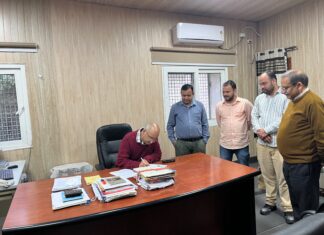 कुमाऊँ विश्वविद्यालय के नए कुलसचिव बने प्रो. रजनीश पाण्डे, संभाला कार्यभार… रिपोर्ट- (सुनील भारती ) “स्टार खबर ” नैनीताल..
