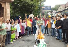 टोल टैक्स के विरोध में भाजपा का पालिका पर हमला, पुतला फूंका.. स्थानीय लोगों से वसूली बंद करने और टेंडर रद्द करने की मांग, निर्णय वापस न होने पर कोर्ट जाने की चेतावनी… रिपोर्ट- (सुनील भारती ) “स्टार खबर ” नैनीताल..