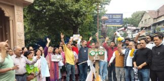 टोल टैक्स के विरोध में भाजपा का पालिका पर हमला, पुतला फूंका.. स्थानीय लोगों से वसूली बंद करने और टेंडर रद्द करने की मांग, निर्णय वापस न होने पर कोर्ट जाने की चेतावनी… रिपोर्ट- (सुनील भारती ) “स्टार खबर ” नैनीताल..