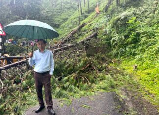 पेड़ गिरने से नैनीताल-हल्द्वानी हाईवे घंटों बाधित, जाम में फंसे कुमाऊं आयुक्त…. रिपोर्ट- (सुनील भारती ) “स्टार खबर ” नैनीताल…