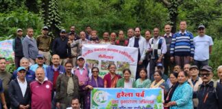 हनुमानगढ़ी के चील चक्कर मोड़ पर पेंशनरों ने रोपे 120 से अधिक पौध.. रिपोर्ट – (सुनील भारती ) “स्टार खबर” नैनीताल..
