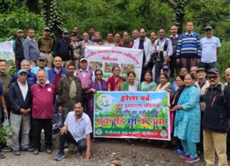 हनुमानगढ़ी के चील चक्कर मोड़ पर पेंशनरों ने रोपे 120 से अधिक पौध.. रिपोर्ट – (सुनील भारती ) “स्टार खबर” नैनीताल..