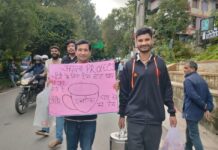 चीनी के बढ़ते दामों के विरोध में यूथ कांग्रेस का अनोखा प्रदर्शन.. राहगीरों व आमजनों को पिलाई बिना चीनी की चाय, महंगाई पर लगाम लगाने की मांग…. रिपोर्ट- (सुनील भारती ) “स्टार खबर” नैनीताल…