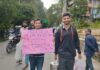 चीनी के बढ़ते दामों के विरोध में यूथ कांग्रेस का अनोखा प्रदर्शन.. राहगीरों व आमजनों को पिलाई बिना चीनी की चाय, महंगाई पर लगाम लगाने की मांग…. रिपोर्ट- (सुनील भारती ) “स्टार खबर” नैनीताल…
