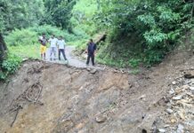 झापुली-बोना मोटर मार्ग दो सप्ताह से बंद, पांच परिवार खतरे की जद में… रिपोर्ट- (सुनील भारती ) “स्टार खबर ” नैनीताल..