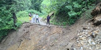 झापुली-बोना मोटर मार्ग दो सप्ताह से बंद, पांच परिवार खतरे की जद में… रिपोर्ट- (सुनील भारती ) “स्टार खबर ” नैनीताल..