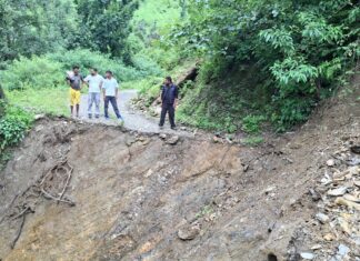 झापुली-बोना मोटर मार्ग दो सप्ताह से बंद, पांच परिवार खतरे की जद में… रिपोर्ट- (सुनील भारती ) “स्टार खबर ” नैनीताल..