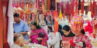 नैनीताल में सजी राखियों की दुकानें, राजस्थानी-गुजराती राखियों की बढ़ी मांग… रिपोर्ट- (सुनील भारती ) “स्टार खबर ” नैनीताल..