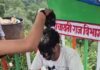 छेड़छाड़ के आरोप में दो मजदूरों की ग्रामीणों ने की पिटाई, चेहरे पर कालिख पोतकर जूतों की माला पहनाई… रिपोर्ट- (सुनील भारती) “स्टार खबर ” नैनीताल..