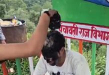 छेड़छाड़ के आरोप में दो मजदूरों की ग्रामीणों ने की पिटाई, चेहरे पर कालिख पोतकर जूतों की माला पहनाई… रिपोर्ट- (सुनील भारती) “स्टार खबर ” नैनीताल..