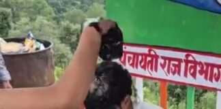 छेड़छाड़ के आरोप में दो मजदूरों की ग्रामीणों ने की पिटाई, चेहरे पर कालिख पोतकर जूतों की माला पहनाई… रिपोर्ट- (सुनील भारती) “स्टार खबर ” नैनीताल..