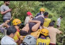 ब्रेकिंग कालाढूंगी-नैनीताल मार्ग पर 200 मीटर गहरी खाई में गिरी कार, पांच पर्यटक घायल.. देखें पूरा विडियो.. रिपोर्ट – (सुनील भारती ) “स्टार खबर” नैनीताल..