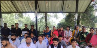 सड़क-पानी को तरसे भूमियाधार के ग्रामीण, ‘रोड नहीं तो वोट नहीं’ का ऐलान.. एक दिवसीय धरना देकर जताया विरोध, मांगें पूरी न होने पर उग्र आंदोलन की चेतावनी… रिपोर्ट- (सुनील भारती) “स्टार खबर ” नैनीताल..