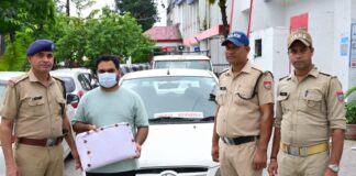 नीली बत्ती और ‘भारत सरकार’ का बोर्ड लगाकर घूम रहा था फर्जी आइबी अधिकारी, एयरगन भी बरामद… तिकोनिया चौराहे पर चेकिंग के दौरान खुला फर्जीवाड़ा, फर्जी आइबी आइडी व दस्तावेज मिले; रामपुर निवासी युवक गिरफ्तार… रिपोर्ट- (सुनील भारती) ‘स्टार खबर’ नैनीताल…