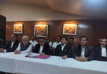 हाई कोर्ट शिफ्टिंग पर घमासान, अधिवक्ताओं ने सरकार की मंशा पर उठाए सवाल.. ‘मोनेटाइजेशन’ के नाम पर हाई कोर्ट की संपत्ति को खुर्द-बुर्द करने का आरोप, वन भूमि हस्तांतरण में केंद्रीय अनुमति को बताया अनिवार्य… रिपोर्ट- (सुनील भारती ) “स्टार खबर” नैनीताल..