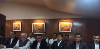 हाई कोर्ट शिफ्टिंग पर घमासान, अधिवक्ताओं ने सरकार की मंशा पर उठाए सवाल.. ‘मोनेटाइजेशन’ के नाम पर हाई कोर्ट की संपत्ति को खुर्द-बुर्द करने का आरोप, वन भूमि हस्तांतरण में केंद्रीय अनुमति को बताया अनिवार्य… रिपोर्ट- (सुनील भारती ) “स्टार खबर” नैनीताल..