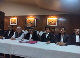 हाई कोर्ट शिफ्टिंग पर घमासान, अधिवक्ताओं ने सरकार की मंशा पर उठाए सवाल.. ‘मोनेटाइजेशन’ के नाम पर हाई कोर्ट की संपत्ति को खुर्द-बुर्द करने का आरोप, वन भूमि हस्तांतरण में केंद्रीय अनुमति को बताया अनिवार्य… रिपोर्ट- (सुनील भारती ) “स्टार खबर” नैनीताल..
