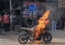 चैती चौराहे पर धू-धू कर जली पल्सर बाइक, मची अफरातफरी.. रिपोर्ट- (ब्यूरो) “स्टार खबर” नैनीताल..