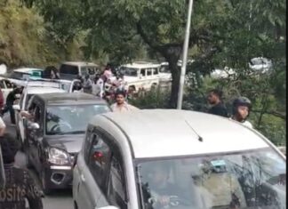 कैंची धाम की भीड़ से भवाली में थमा यातायात… गांधी जयंती व वीकेंड पर उमड़ा श्रद्धालुओं का सैलाब… भीमताल से कैंची धाम तक घंटों जाम..