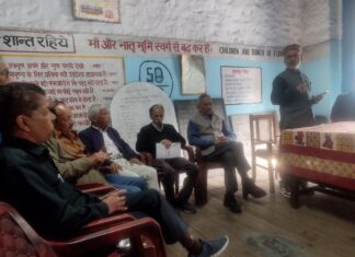 पेंशनरों ने गोल्डन कार्ड सुविधाओं की जानकारी सार्वजनिक करने की उठाई मांग.. चिकित्सालयों में योजनाओं की जानकारी प्रदर्शित न होने पर जताया रोष.. रिपोर्ट- (सुनील भारती ) “स्टार खबर” नैनीताल….